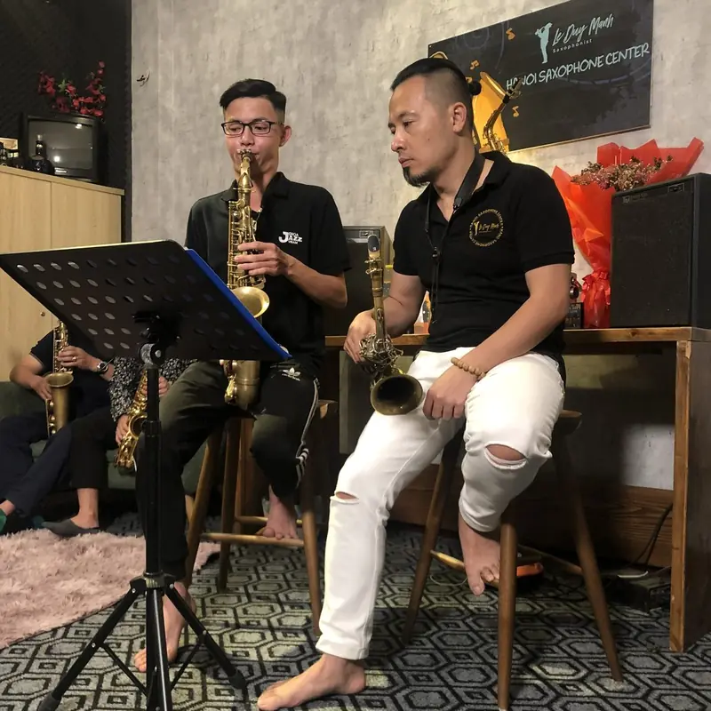 Lê Duy Mạnh Saxophone — Correcting hand position and embouchure before the phrase