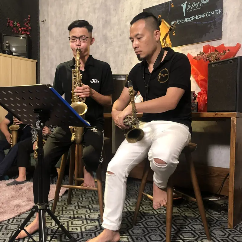 Lê Duy Mạnh Saxophone — Listening to a student play and correcting note by note