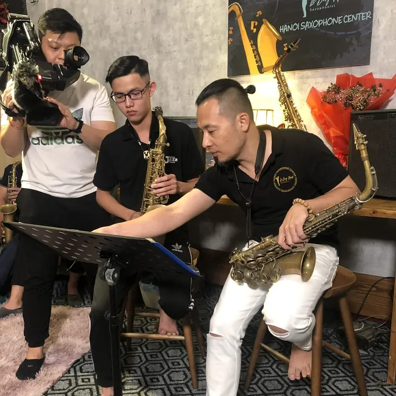 Lê Duy Mạnh Saxophone — Filming the lesson so students can watch themselves back