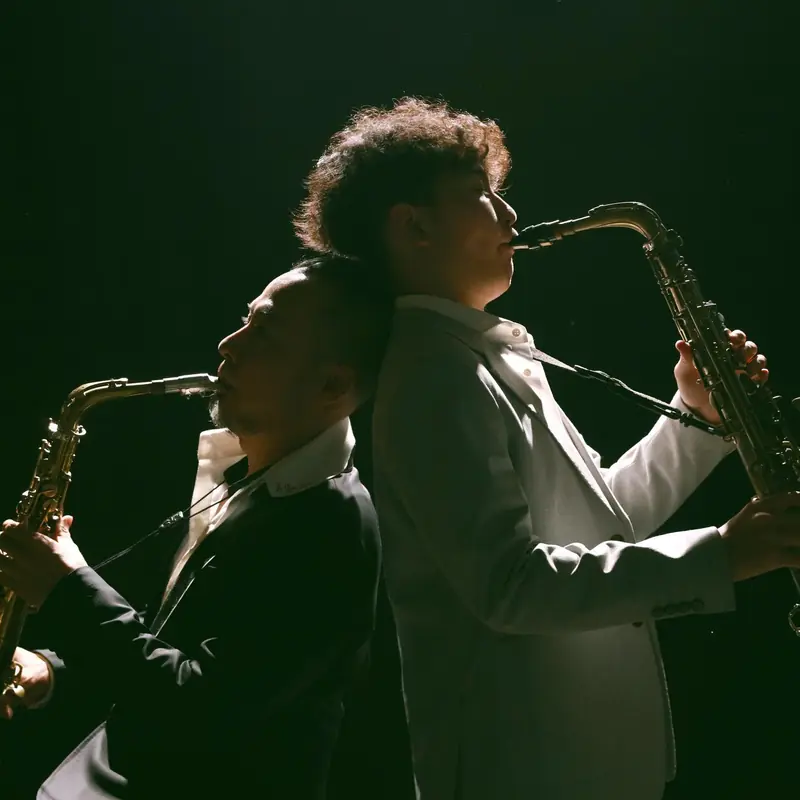 Lê Duy Mạnh Saxophone — Song tấu hai cây kèn dưới ánh đèn sân khấu