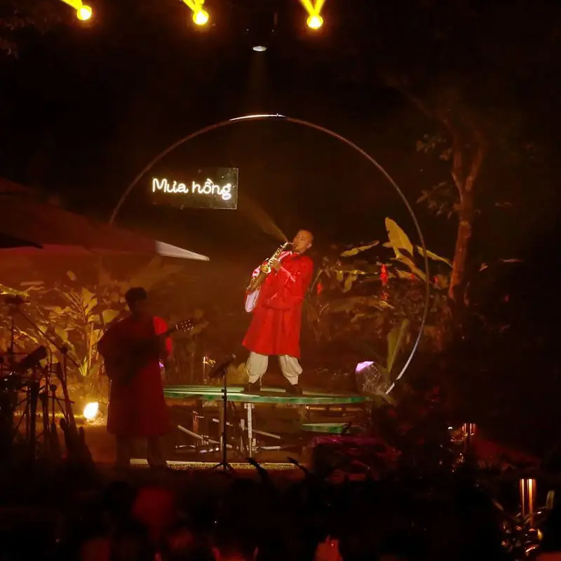Lê Duy Mạnh Saxophone — The “Mùa hồng” evening inside a circle of light