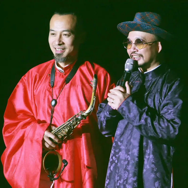 Lê Duy Mạnh Saxophone — Áo dài on stage — talking to the room between two numbers