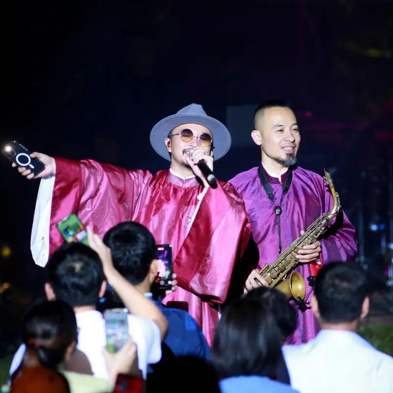 Lê Duy Mạnh Saxophone — An open-air concert, the ground full