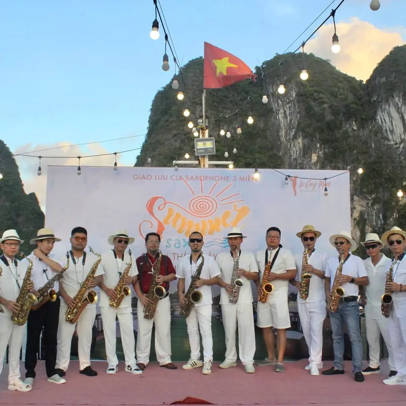 Lê Duy Mạnh Saxophone — Saxophone clubs from all three regions meeting beside Hạ Long Bay