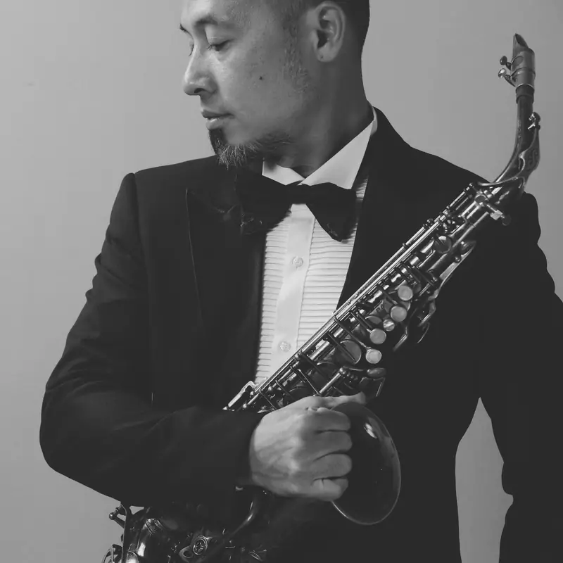 Lê Duy Mạnh Saxophone — Black-and-white portrait with the alto saxophone