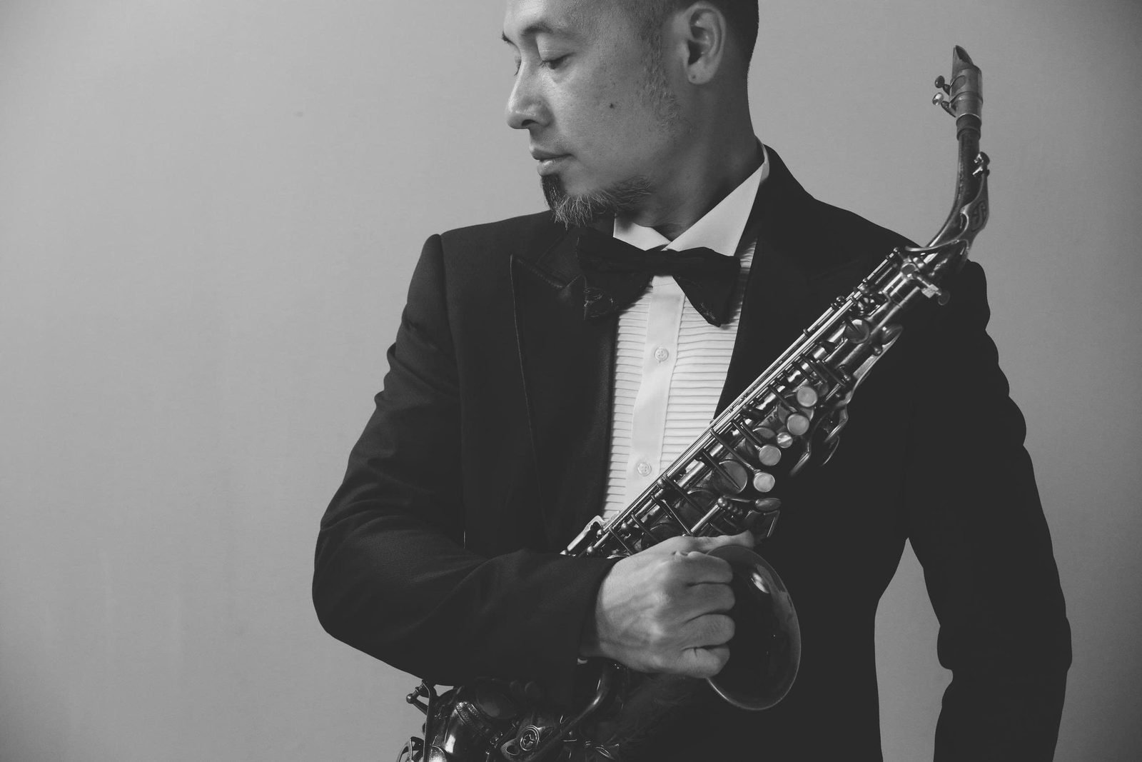 Black-and-white portrait with the alto saxophone