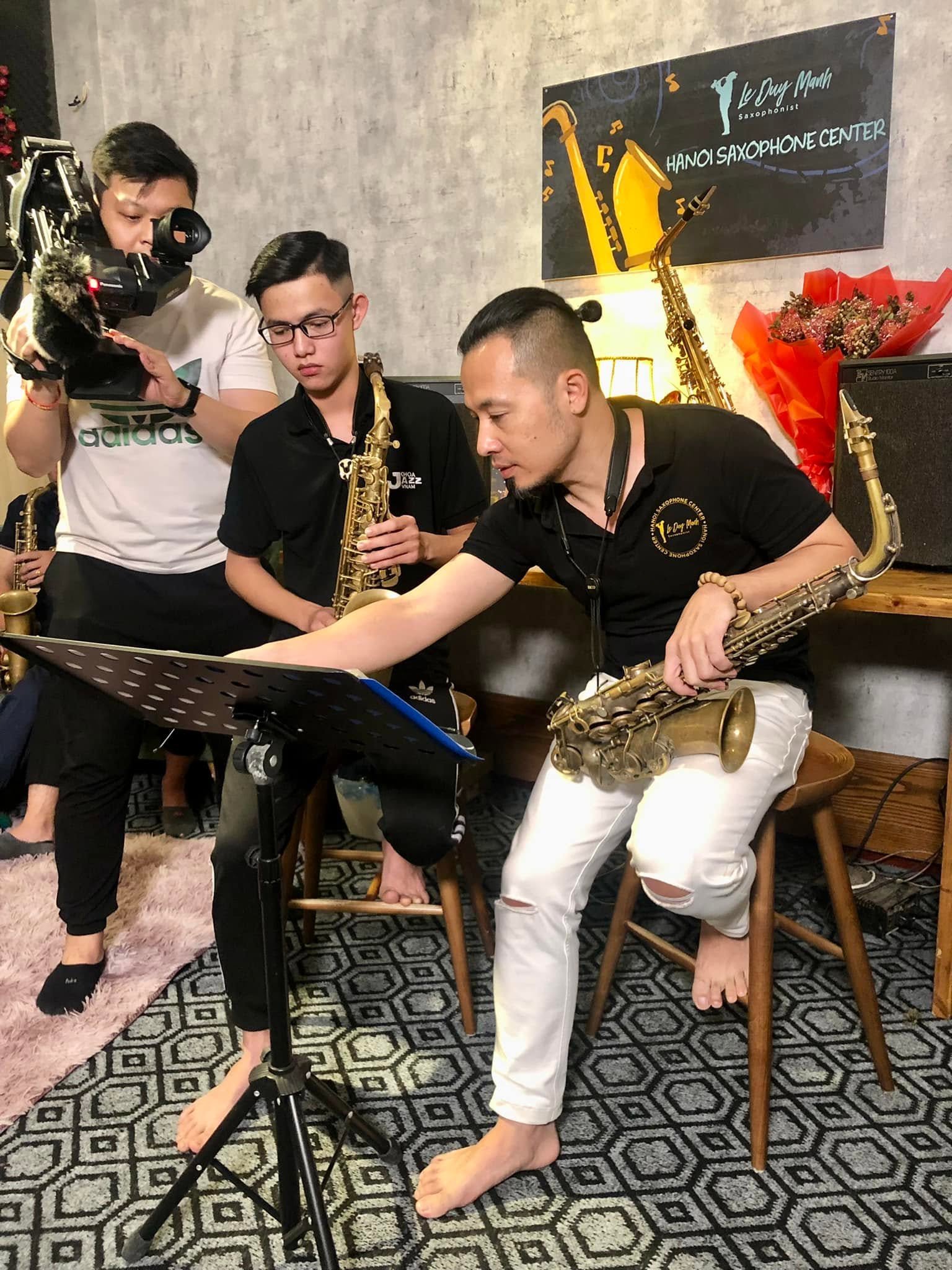 Front view of the saxophone center at 39 Hào Nam, Ô Chợ Dừa, Đống Đa, Hanoi