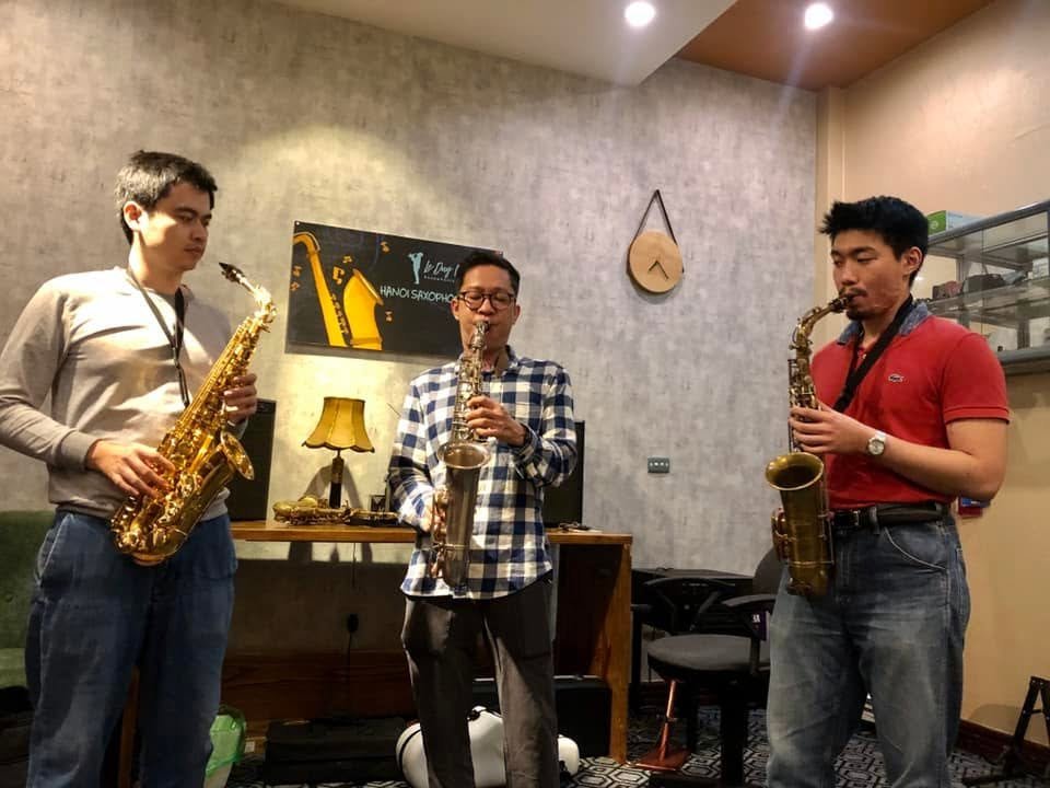 A saxophone class where students are practicing holding position and their first notes