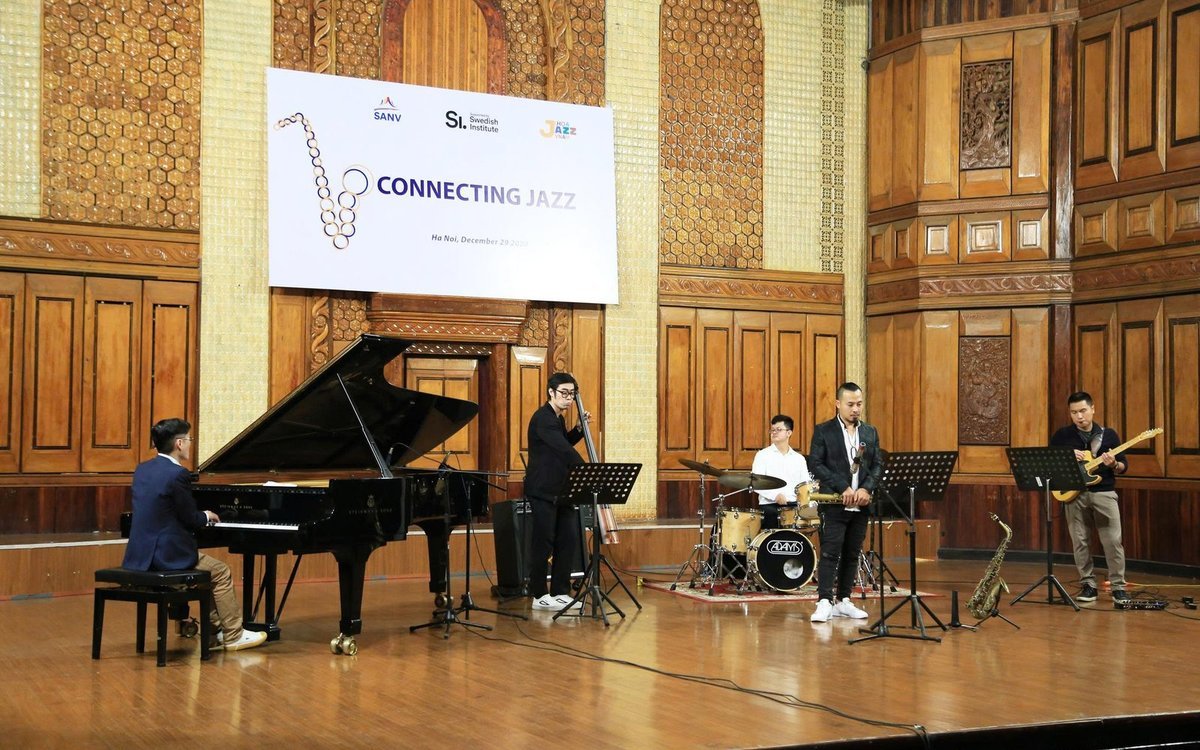 Hiring a saxophonist for a gala dinner or corporate event: where it belongs in the running order